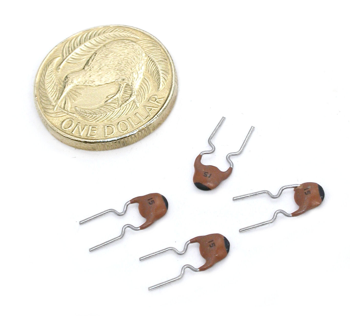 15pF-500V-Rad-NPO-DD05-Murata_01.JPG  (151.3 Kb)