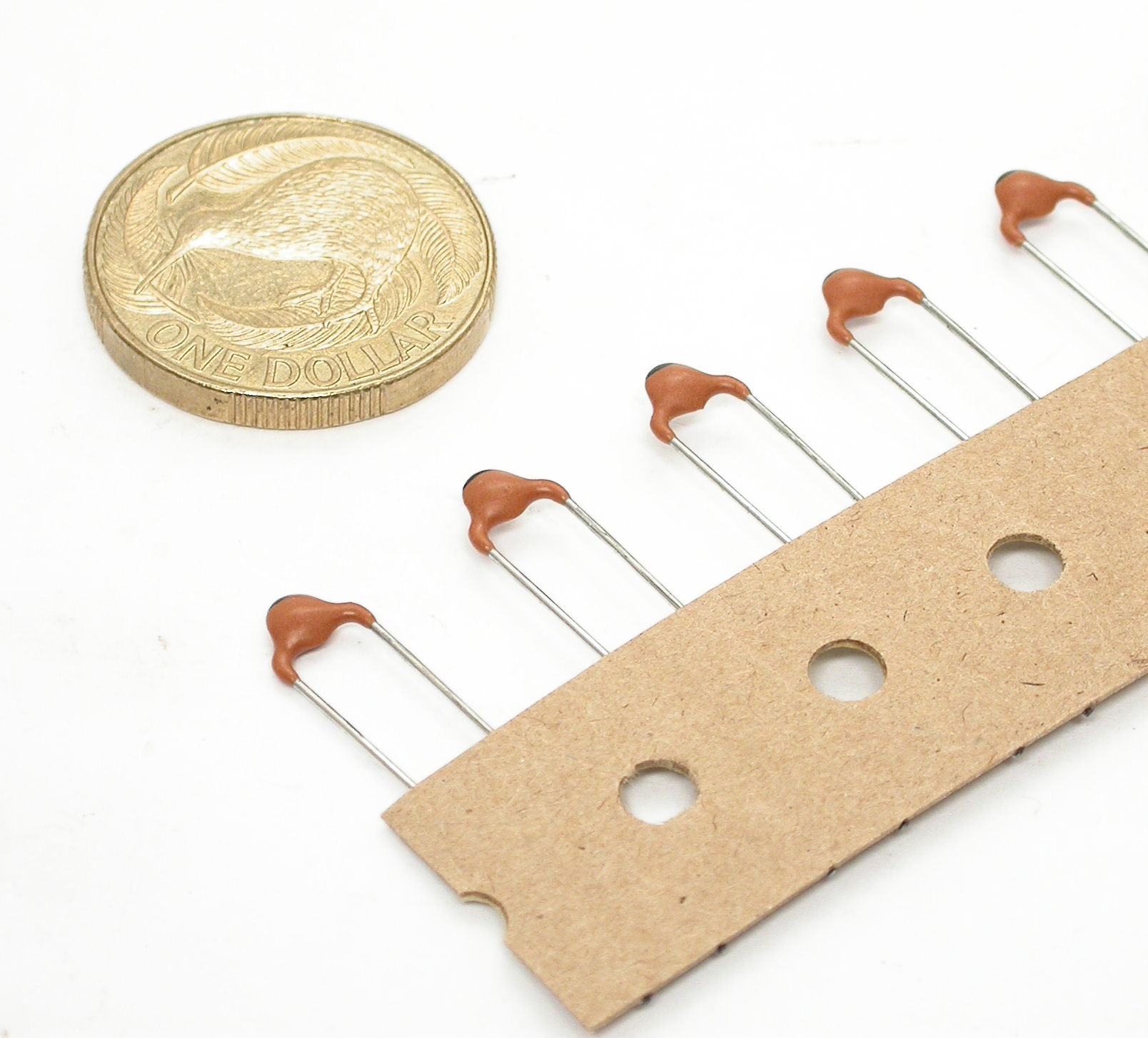 180pF-J-50V-Murata_00.JPG  (247.9 Kb)