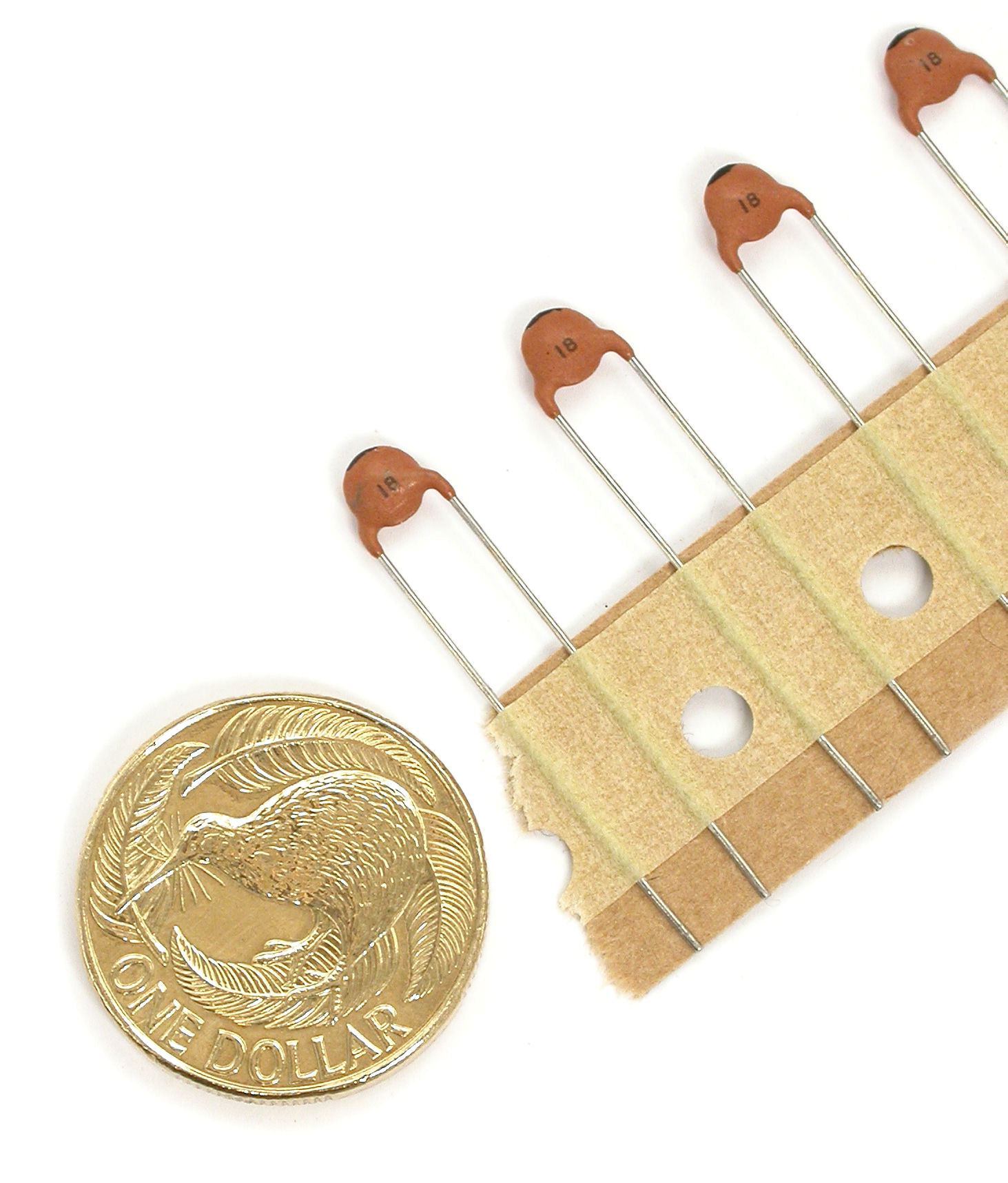 18pF-K-500V-Rad-NPO-DD06-Murata_02.JPG  (302.9 Kb)