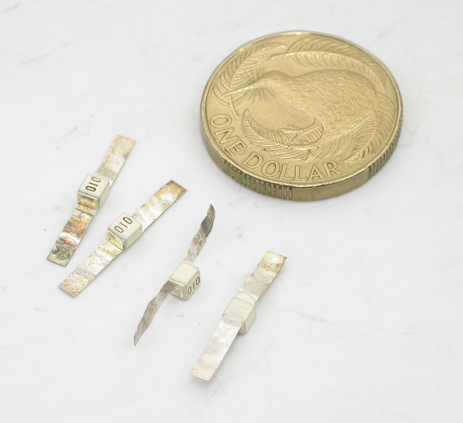 1pF-D-500V-Axial-RPN111-Murata_02.JPG  (165.4 Kb)