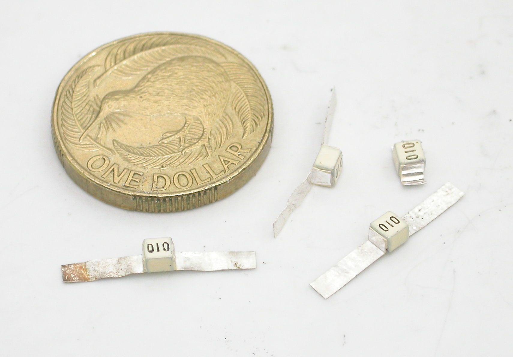 1pF-D-500V-Axial-RPN111-Murata_04.JPG  (168.5 Kb)