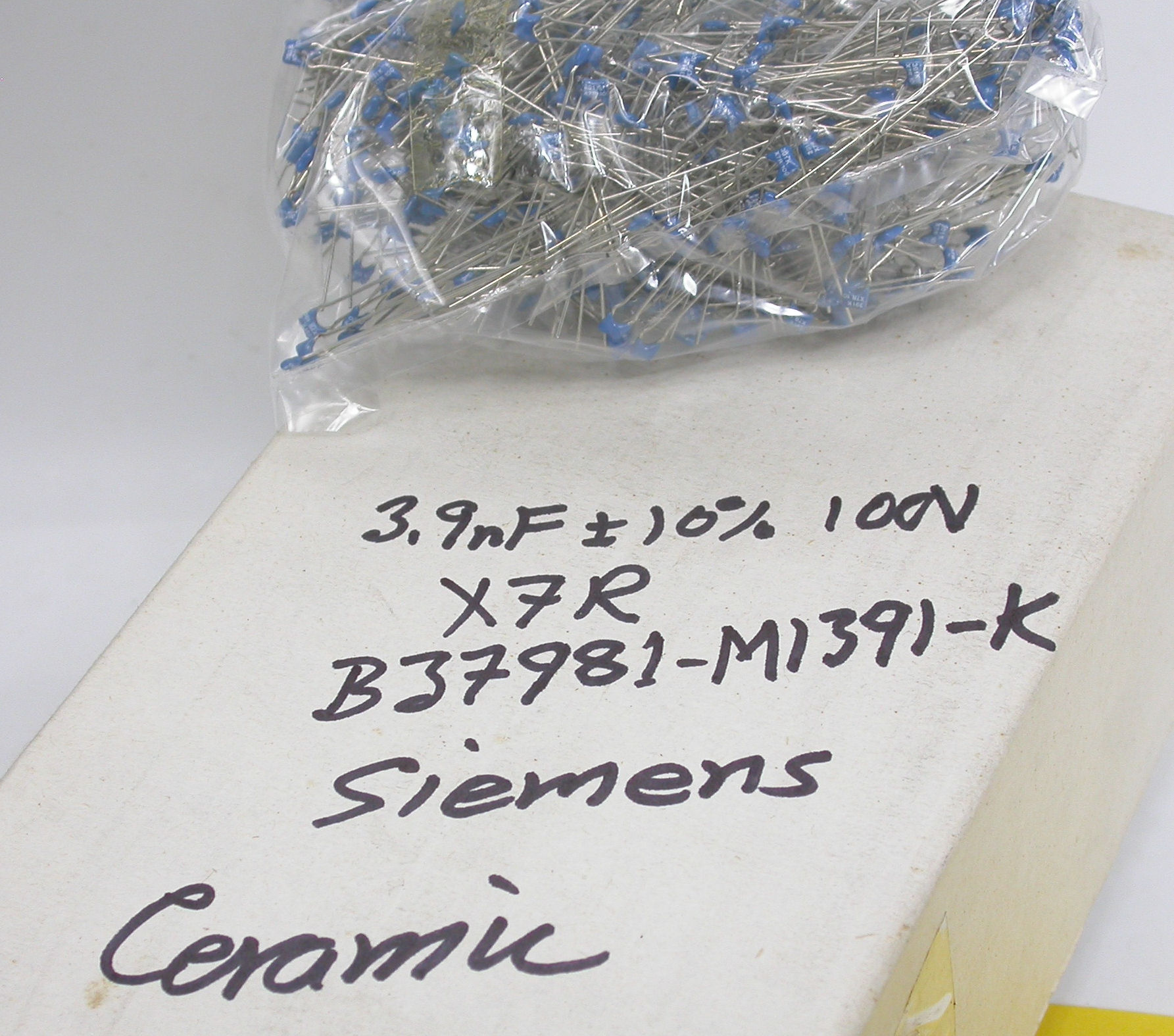 3n9F-K-100V-X7R-Rad-B37781-Siemens_Bag.JPG  (419.4 Kb)