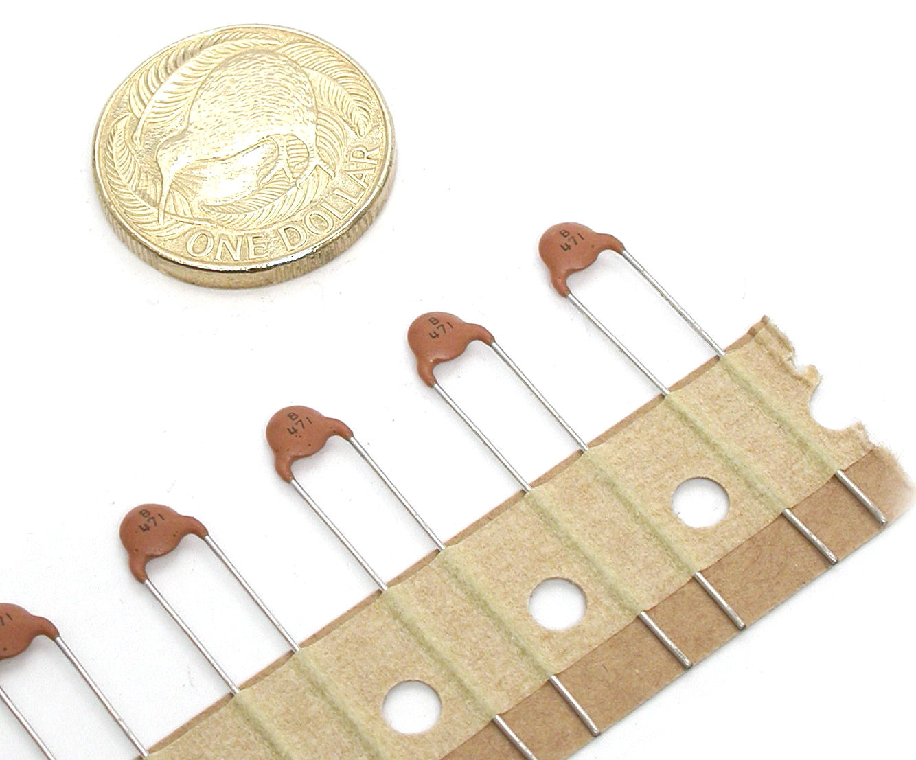 470pF-K-500V-RAD-B-DD05-Murata_04.JPG  (189.9 Kb)