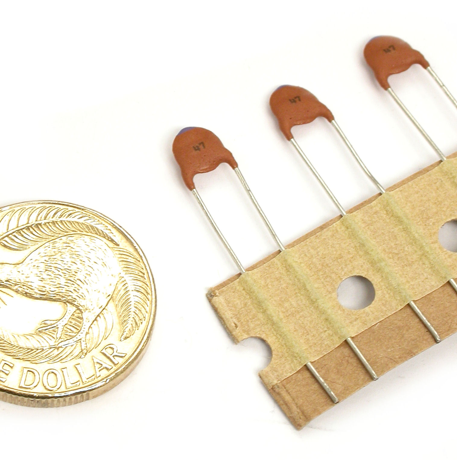 47pF-K-500V-Rad-N750-DD06-Murata_04.JPG  (286.2 Kb)