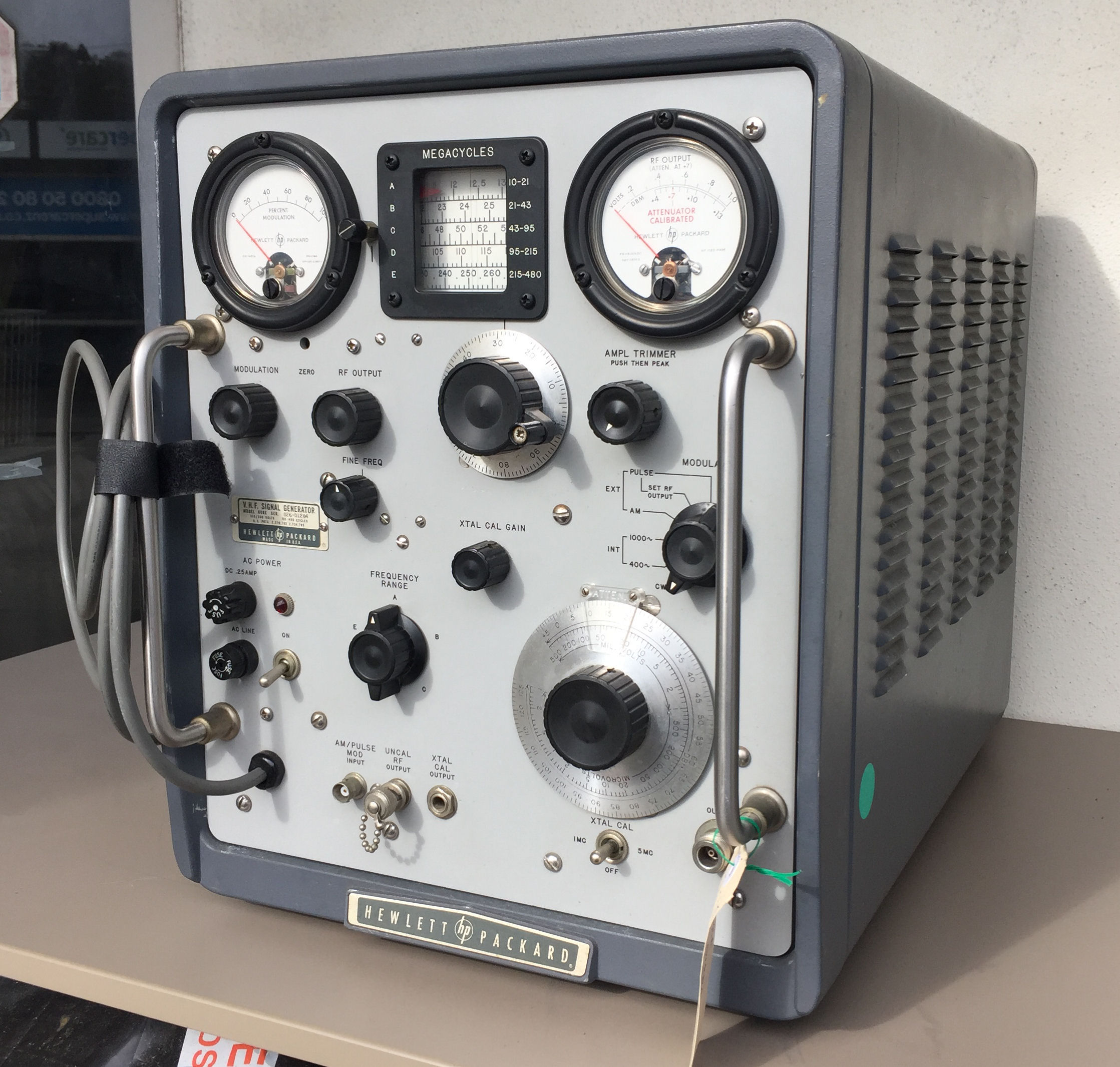 Hewlett-Packard 608E VHF Signal Generator three-quarter view