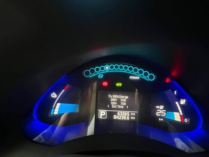 May be an image of text that says "POWER Bと To 100%Charge 100% harge 240V 5:30 120V 7:30 Est.Time Est Time 1 63365 km 04238.6 km 25 km ο"