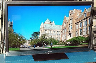 Panasonic TC-L42ET5 3D Network LED/LCD TV - Photo - Front View